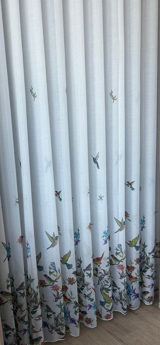 Perdea albă cu accente verzi, imprimeu de pasari și flori – model natural, realizată la comandă