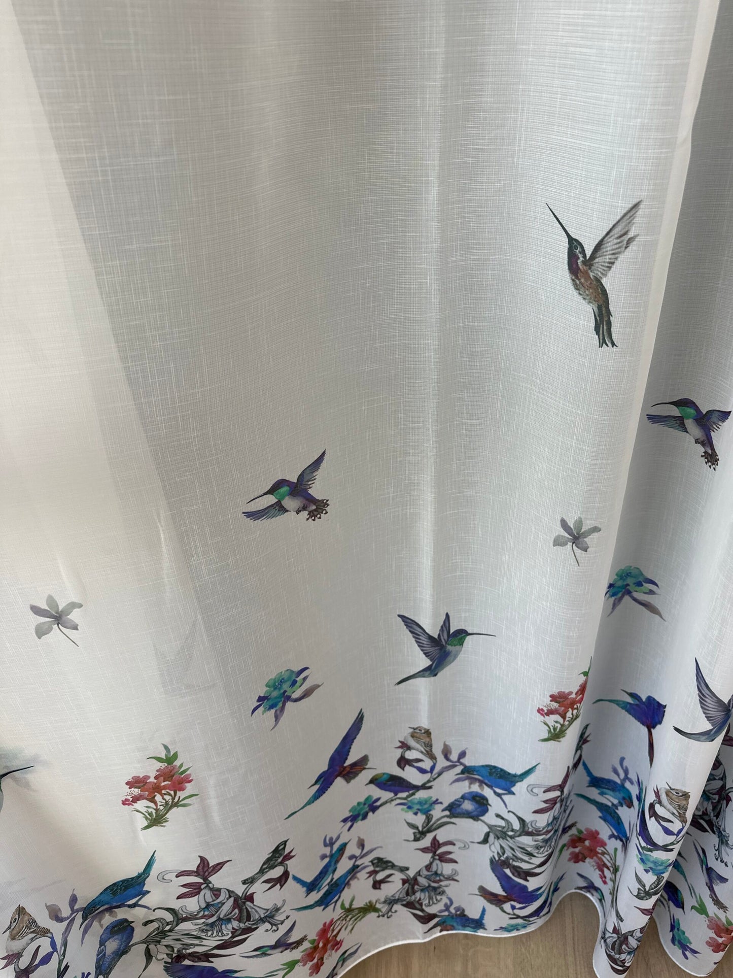 Perdea alba cu accente albastre, imprimeu de pasari și flori – model natural, realizata la comanda