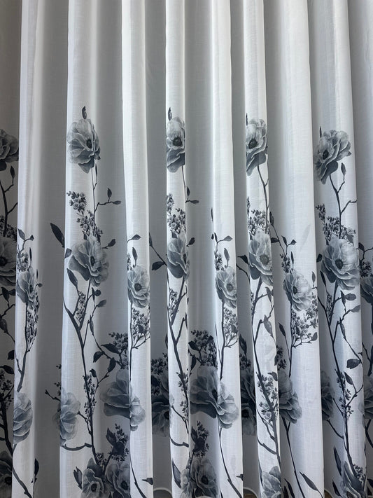 Perdea Albă cu Imprimeu Floral – Tonuri de Gri și Antracit