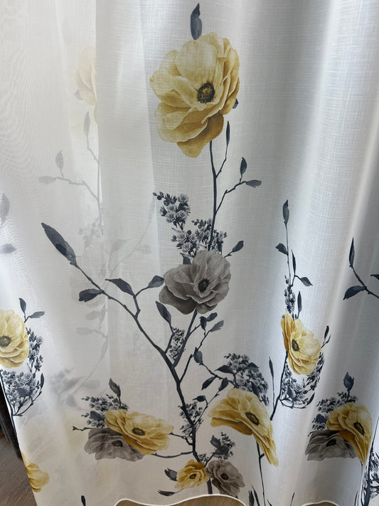 Perdea Albă cu Imprimeu Floral – Nuanțe de Galben Muștar și Gri