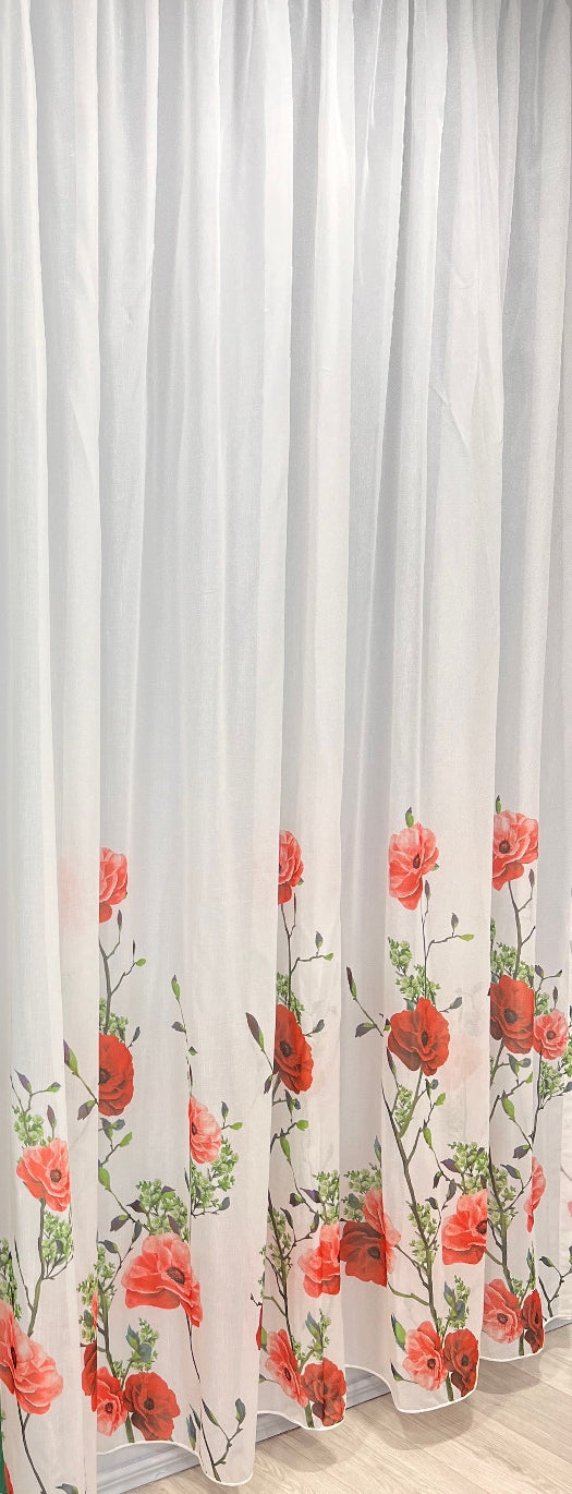Perdea Albă cu Imprimeu Floral – Nuanțe de Roșu Vibrant și Verde Praz