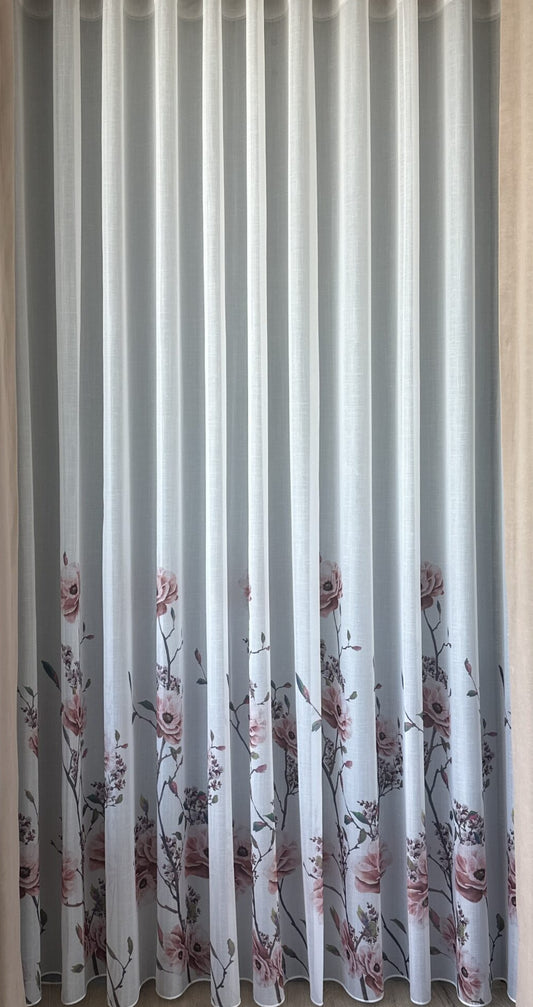 Perdea Albă cu Imprimeu Floral și Crenguțe Subțiri – Nuanțe Romantice de Roz