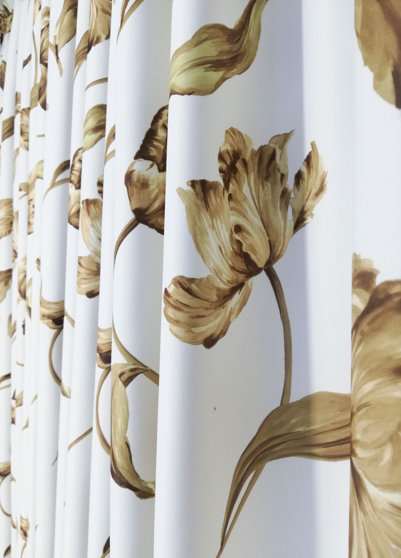 Draperie culoare alb cu model floral maro deschis, croita cu rejansa, by Seredesign | draperie-culoare-alb-cu-model-floral-maro-deschis-croita-cu-rejansa-by-seredesign | Draperii | seredesign.ro