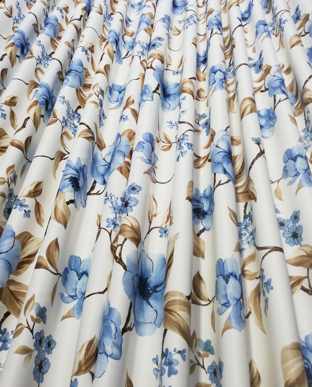 Draperie culoare alb cu model floral albastru, croita cu rejansa, by Seredesign | draperie-culoare-alb-cu-model-floral-albastru-croita-cu-rejansa-by-seredesign | Draperii | seredesign.ro