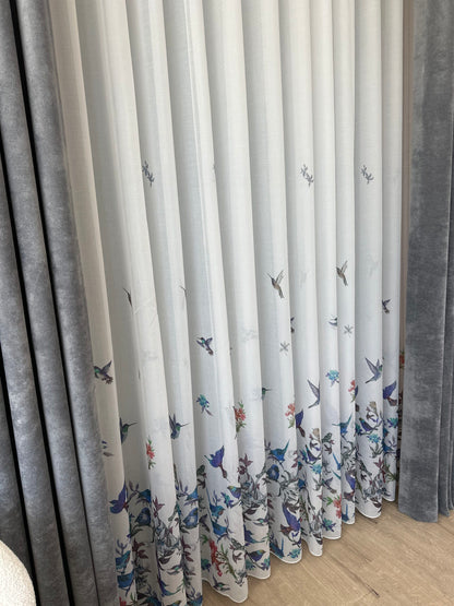 Perdea alba cu accente albastre, imprimeu de pasari și flori – model natural, realizata la comanda