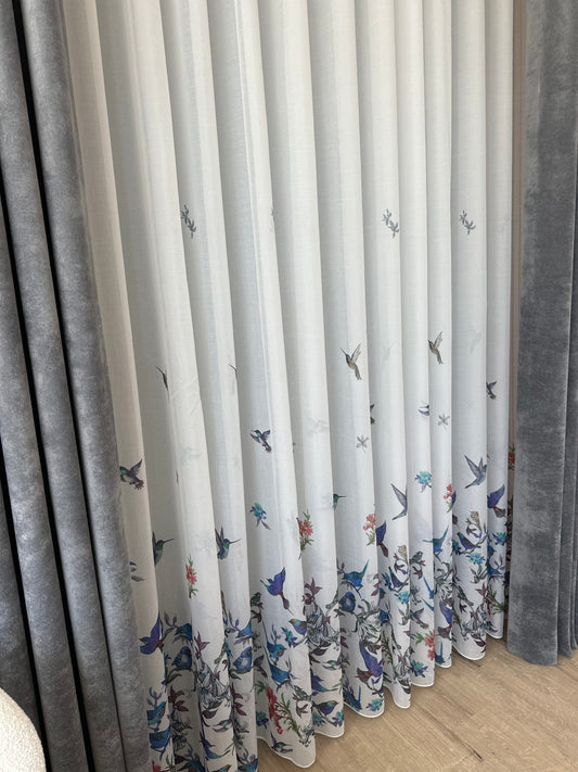 Perdea alba cu accente albastre, imprimeu de pasari și flori – model natural, realizata la comanda