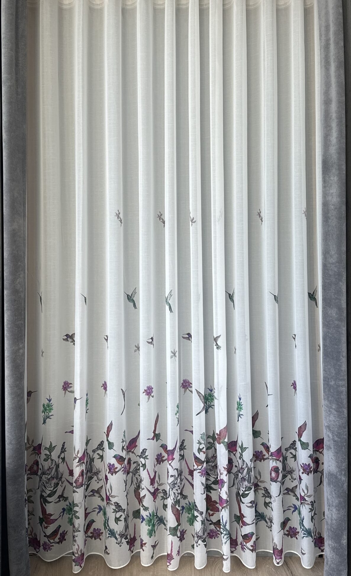 Perdea alba cu accente verzi și tonuri florale mov, imprimeu de pasari și flori – model natural, realizata la comanda