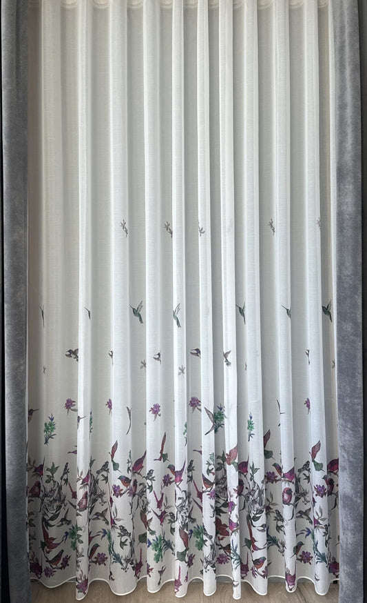 Perdea alba cu accente verzi și tonuri florale mov, imprimeu de pasari și flori – model natural, realizata la comanda