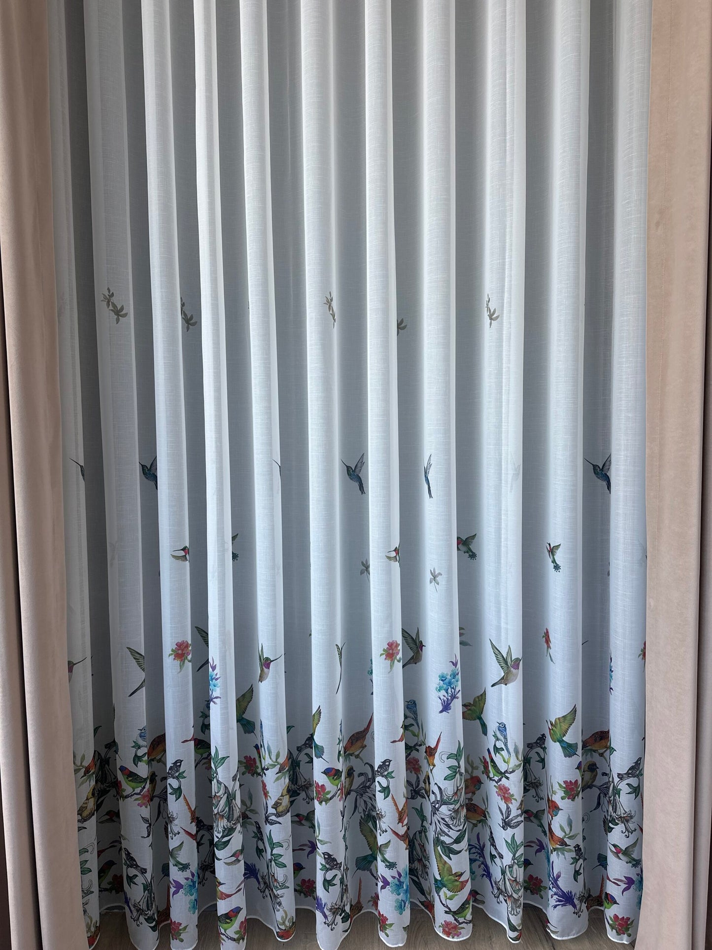 Perdea albă cu accente verzi, imprimeu de pasari și flori – model natural, realizată la comandă