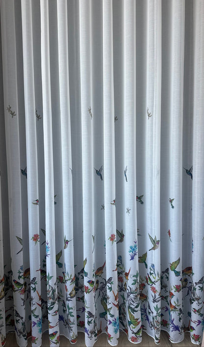 Perdea albă cu accente verzi, imprimeu de pasari și flori – model natural, realizată la comandă
