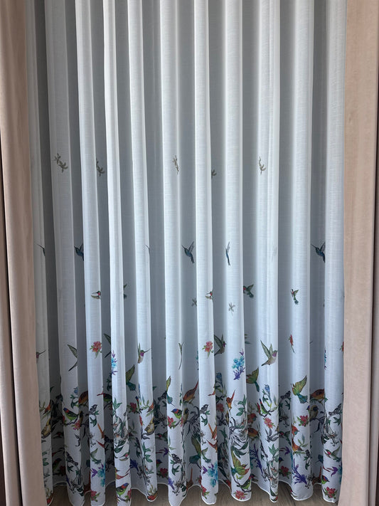 Perdea albă cu accente verzi, imprimeu de pasari și flori – model natural, realizată la comandă