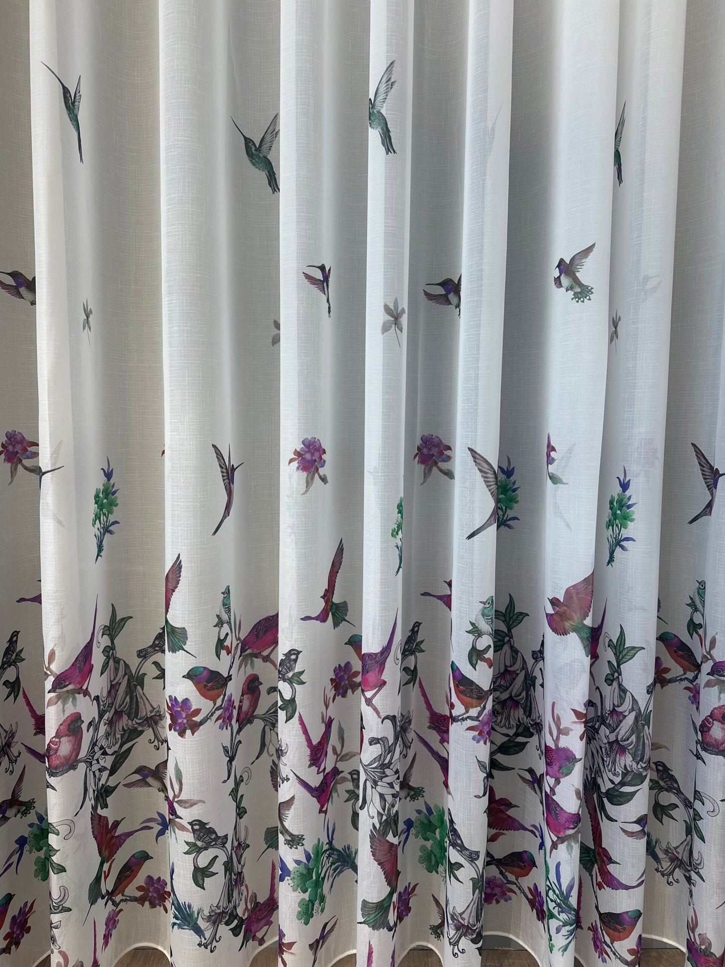 Perdea alba cu accente verzi și tonuri florale mov, imprimeu de pasari și flori – model natural, realizata la comanda