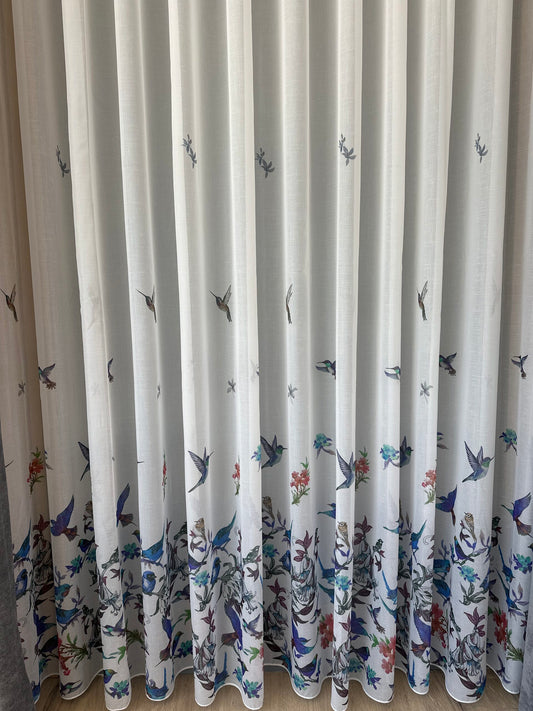 Perdea alba cu accente albastre, imprimeu de pasari și flori – model natural, realizata la comanda