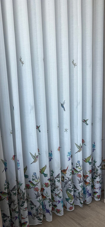 Perdea albă cu accente verzi, imprimeu de pasari și flori – model natural, realizată la comandă