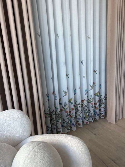 Perdea albă cu accente verzi, imprimeu de pasari și flori – model natural, realizată la comandă