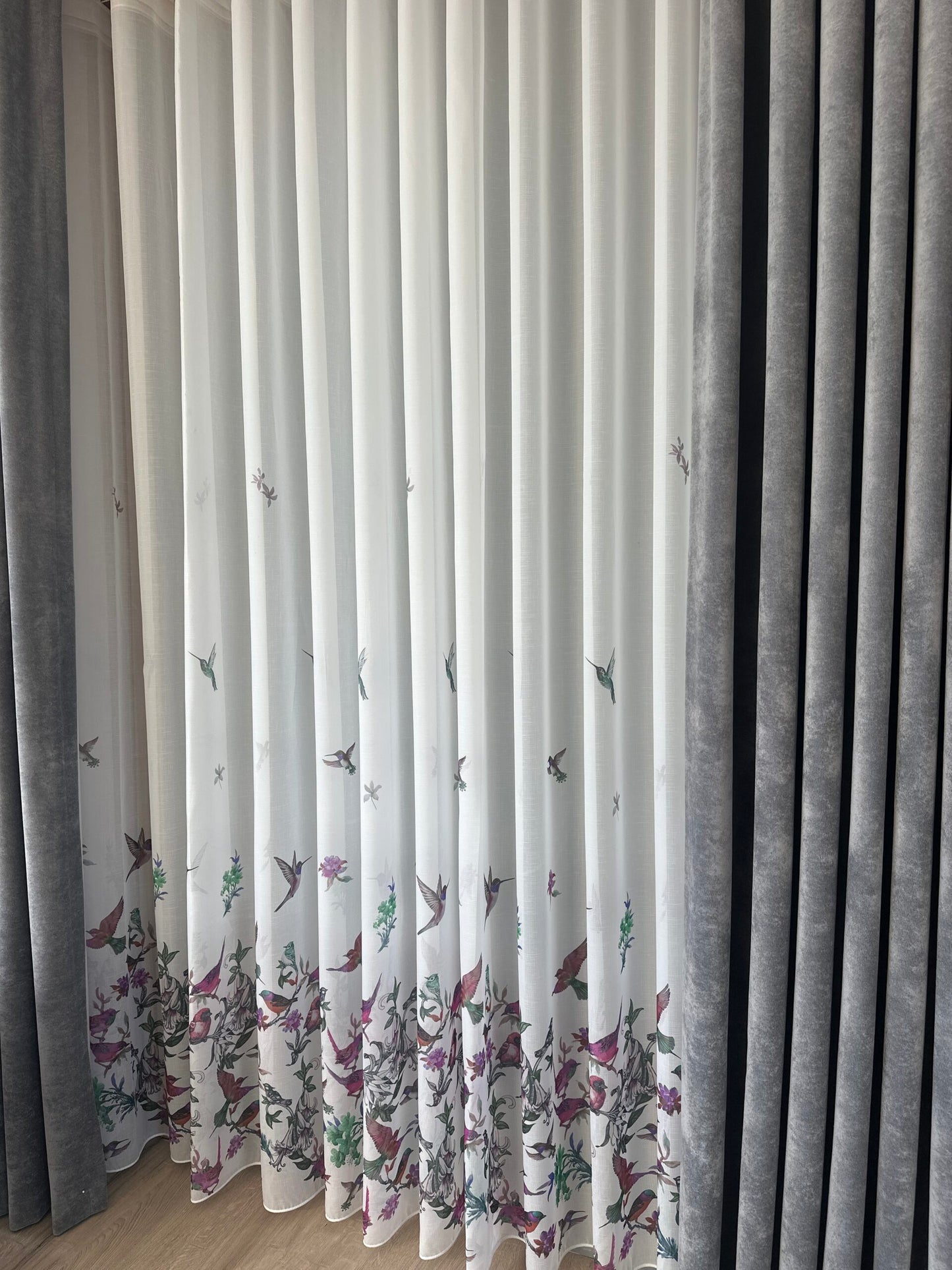 Perdea alba cu accente verzi și tonuri florale mov, imprimeu de pasari și flori – model natural, realizata la comanda