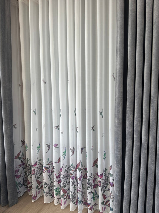 Perdea alba cu accente verzi și tonuri florale mov, imprimeu de pasari și flori – model natural, realizata la comanda