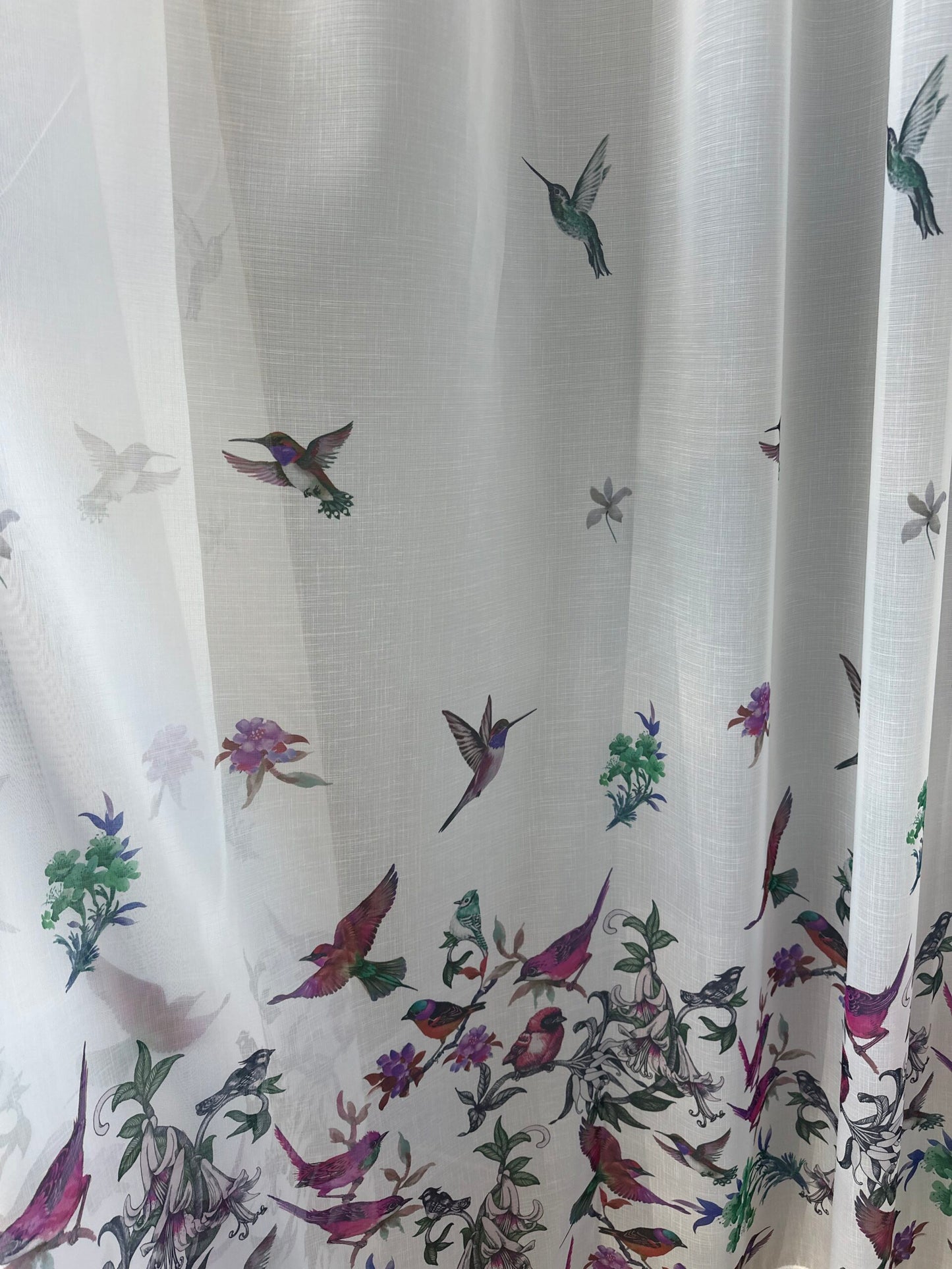 Perdea alba cu accente verzi și tonuri florale mov, imprimeu de pasari și flori – model natural, realizata la comanda