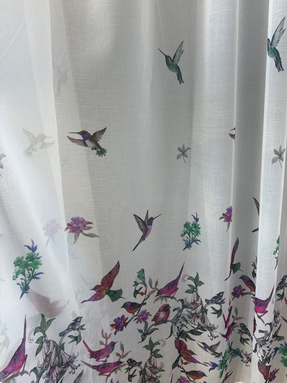 Perdea alba cu accente verzi și tonuri florale mov, imprimeu de pasari și flori – model natural, realizata la comanda