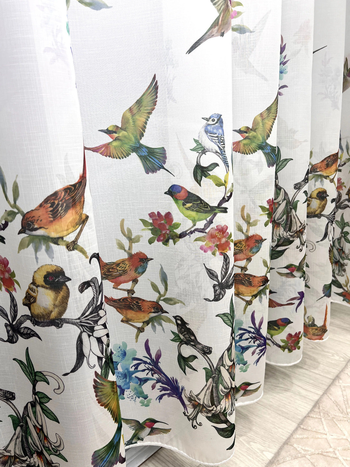 Perdea albă cu imprimeu floral și pasari – model elegant, aerisit, la comandă
