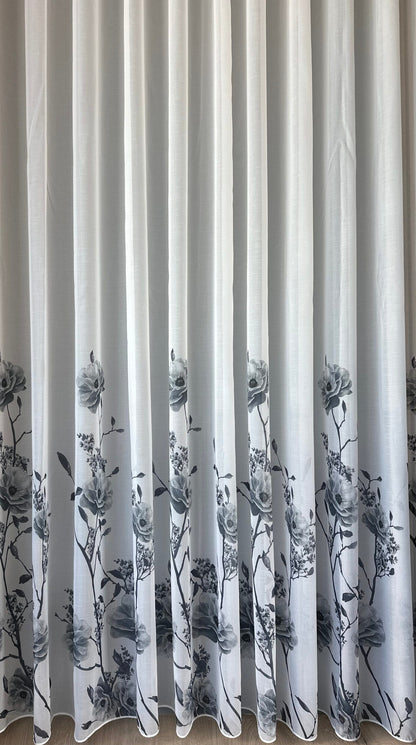 Perdea Albă cu Imprimeu Floral – Tonuri de Gri și Antracit