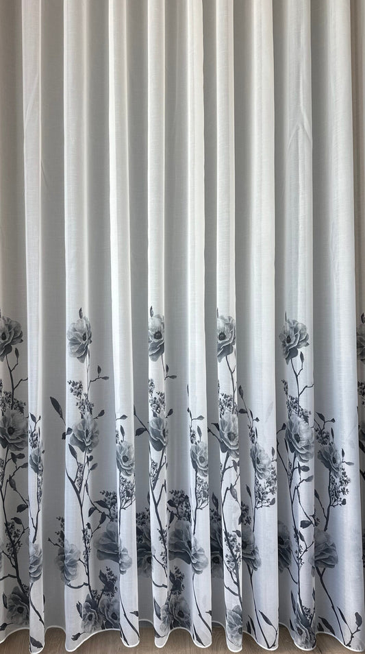 Perdea Albă cu Imprimeu Floral – Tonuri de Gri și Antracit