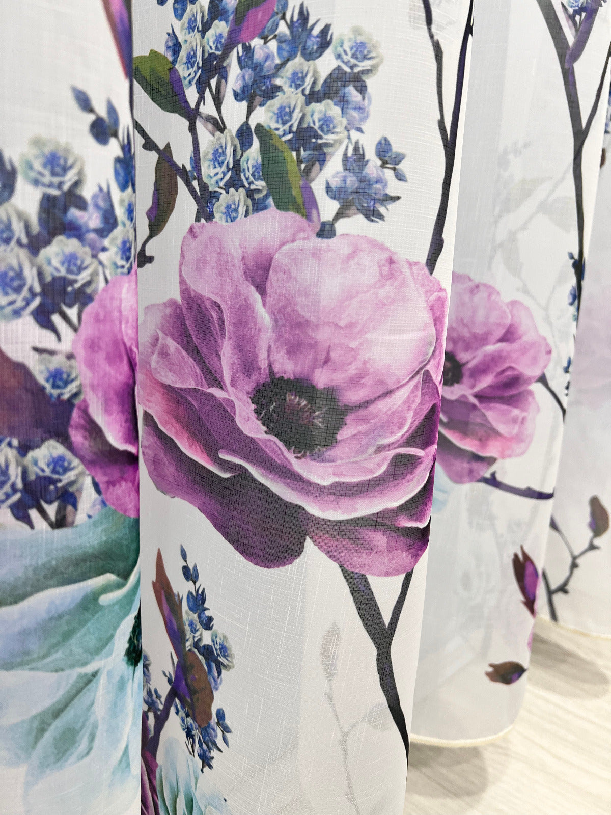 Perdea Albă cu Imprimeu Floral – Nuanțe de Mov Violet și Albastru Pastel