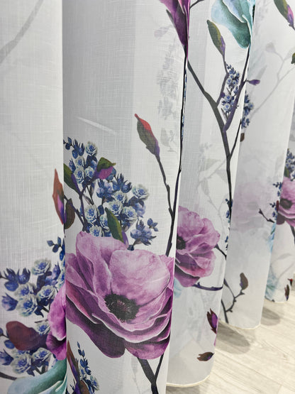 Perdea Albă cu Imprimeu Floral – Nuanțe de Mov Violet și Albastru Pastel