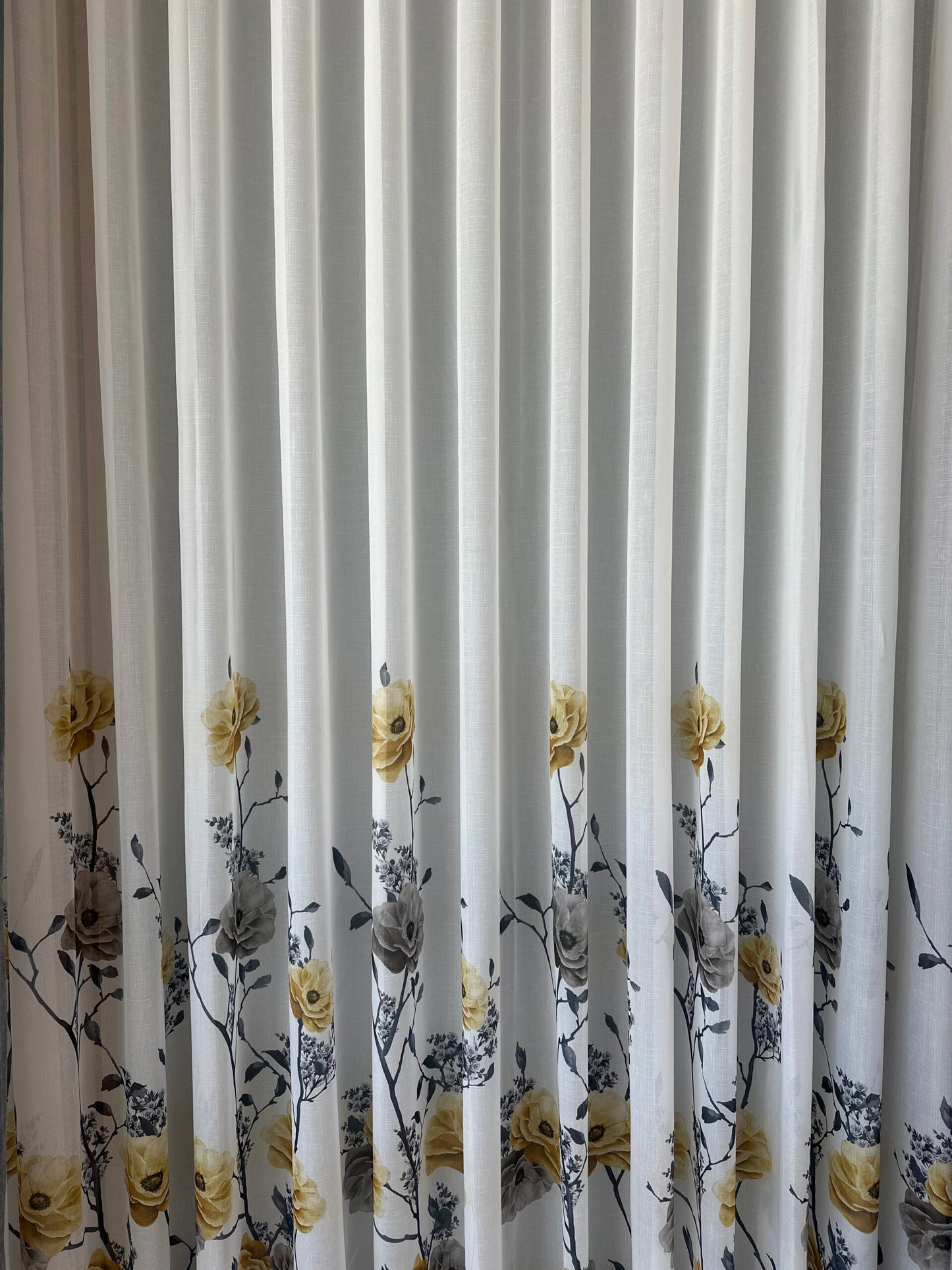 Perdea Albă cu Imprimeu Floral – Nuanțe de Galben Muștar și Gri