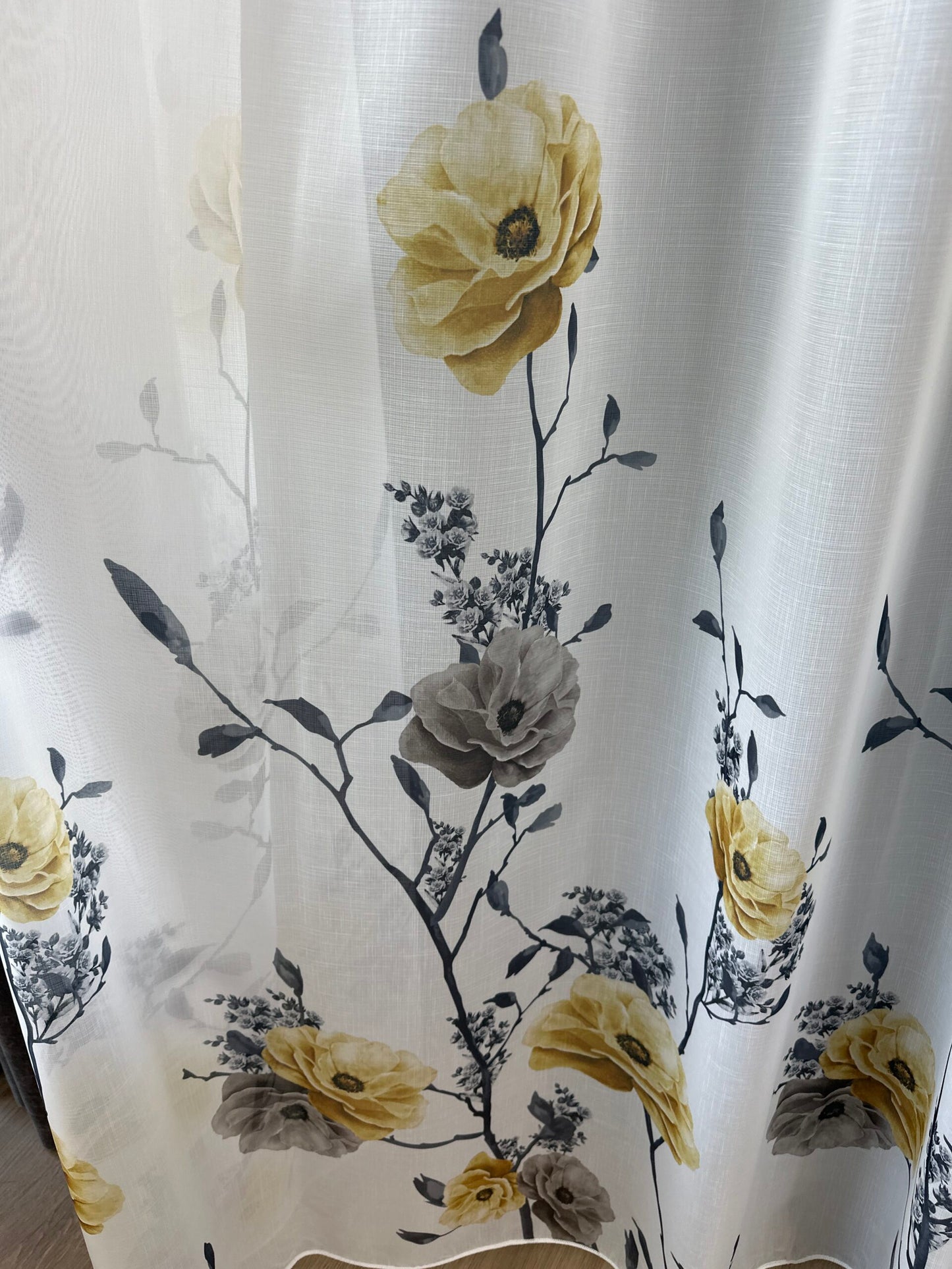 Perdea Albă cu Imprimeu Floral – Nuanțe de Galben Muștar și Gri