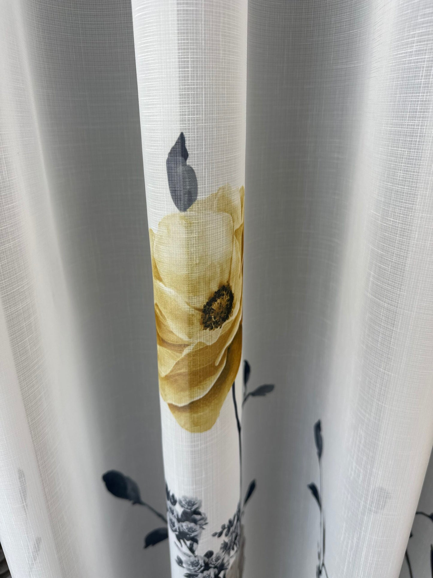 Perdea Albă cu Imprimeu Floral – Nuanțe de Galben Muștar și Gri