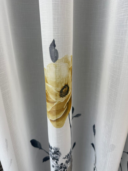 Perdea Albă cu Imprimeu Floral – Nuanțe de Galben Muștar și Gri