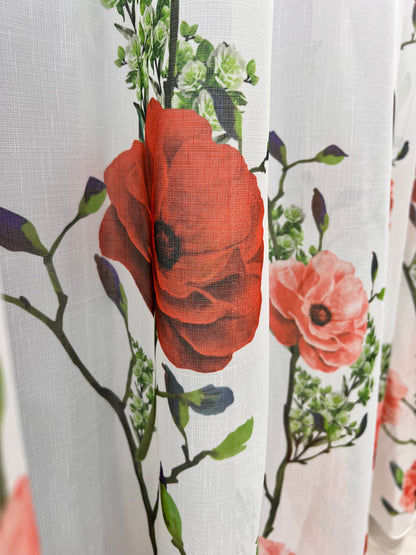 Perdea Albă cu Imprimeu Floral – Nuanțe de Roșu Vibrant și Verde Praz