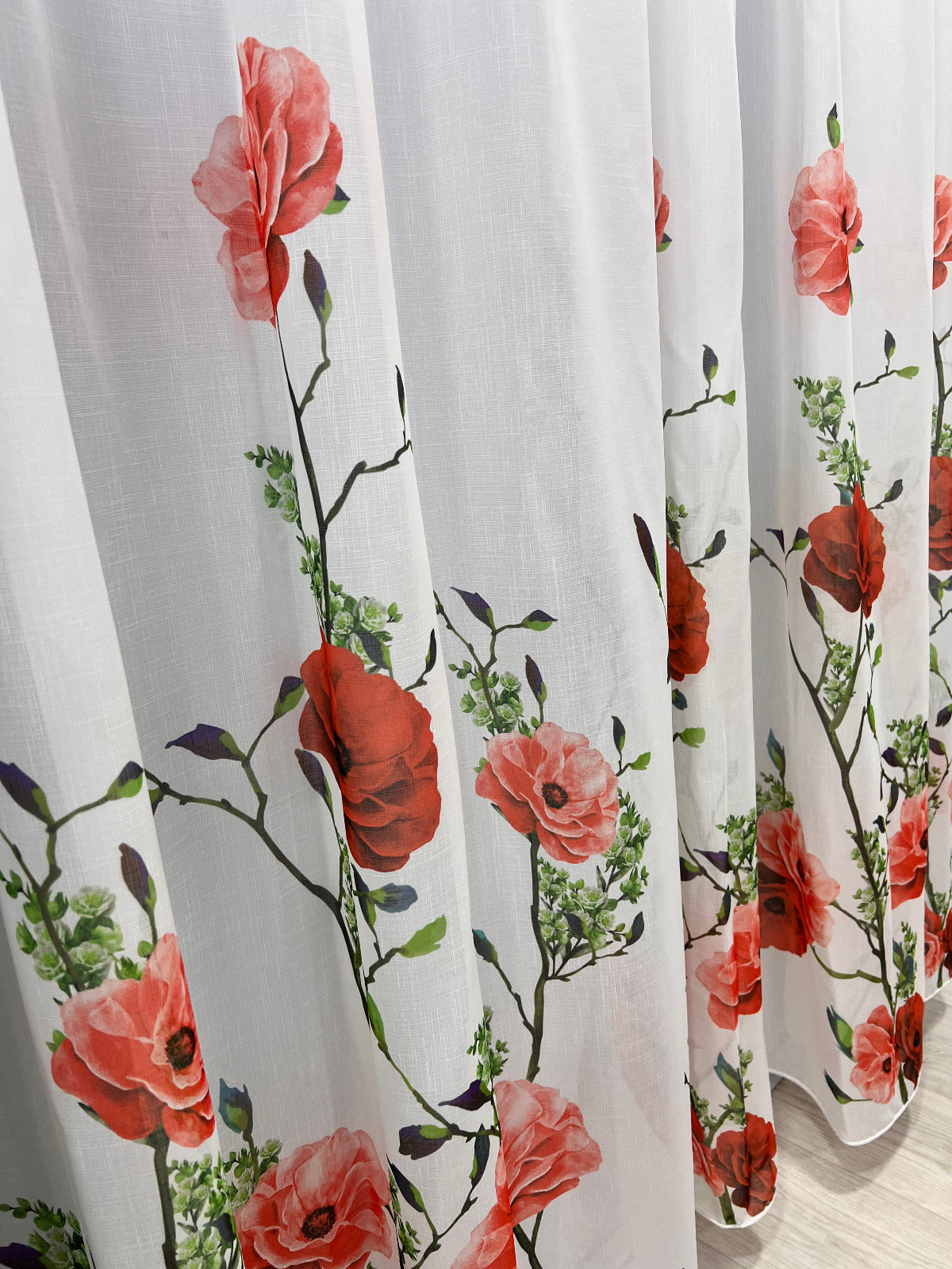 Perdea Albă cu Imprimeu Floral – Nuanțe de Roșu Vibrant și Verde Praz