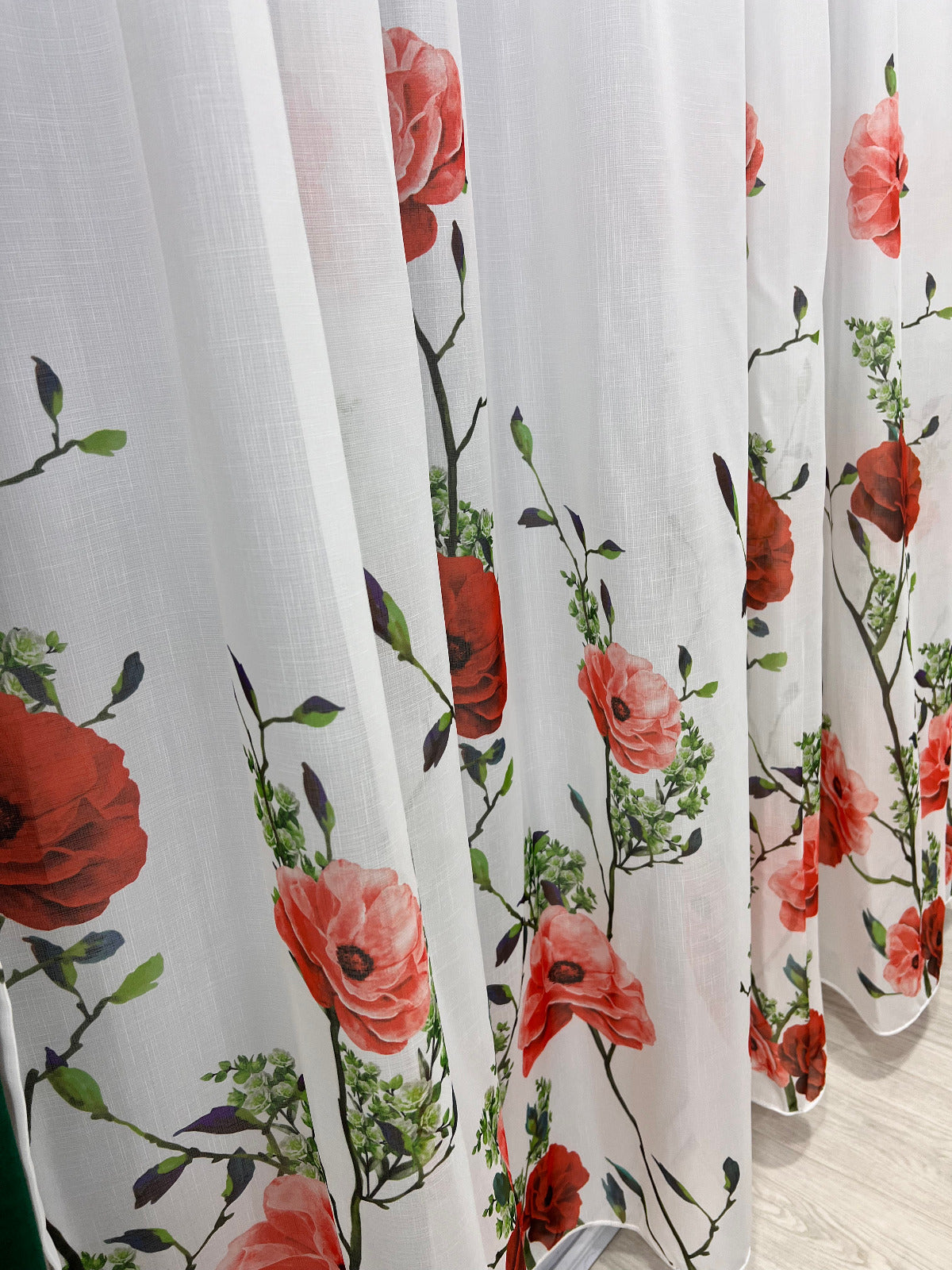 Perdea Albă cu Imprimeu Floral – Nuanțe de Roșu Vibrant și Verde Praz