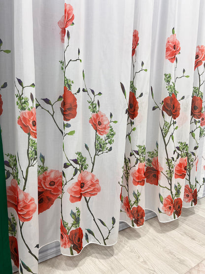 Perdea Albă cu Imprimeu Floral – Nuanțe de Roșu Vibrant și Verde Praz