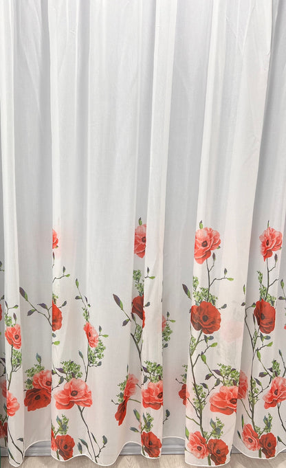 Perdea Albă cu Imprimeu Floral – Nuanțe de Roșu Vibrant și Verde Praz