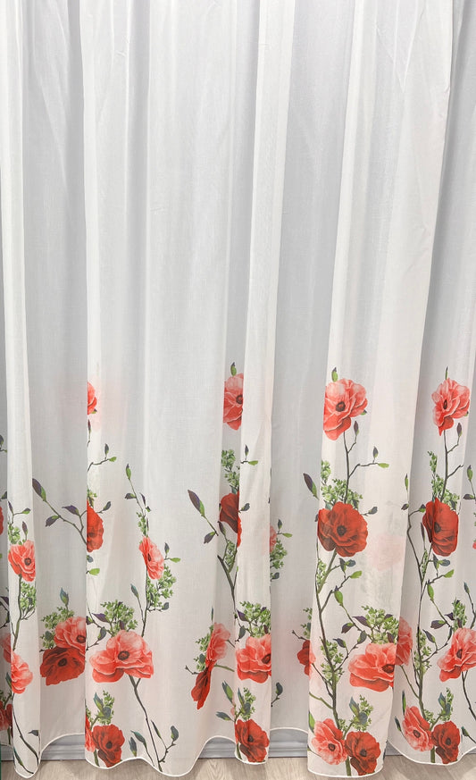 Perdea Albă cu Imprimeu Floral – Nuanțe de Roșu Vibrant și Verde Praz
