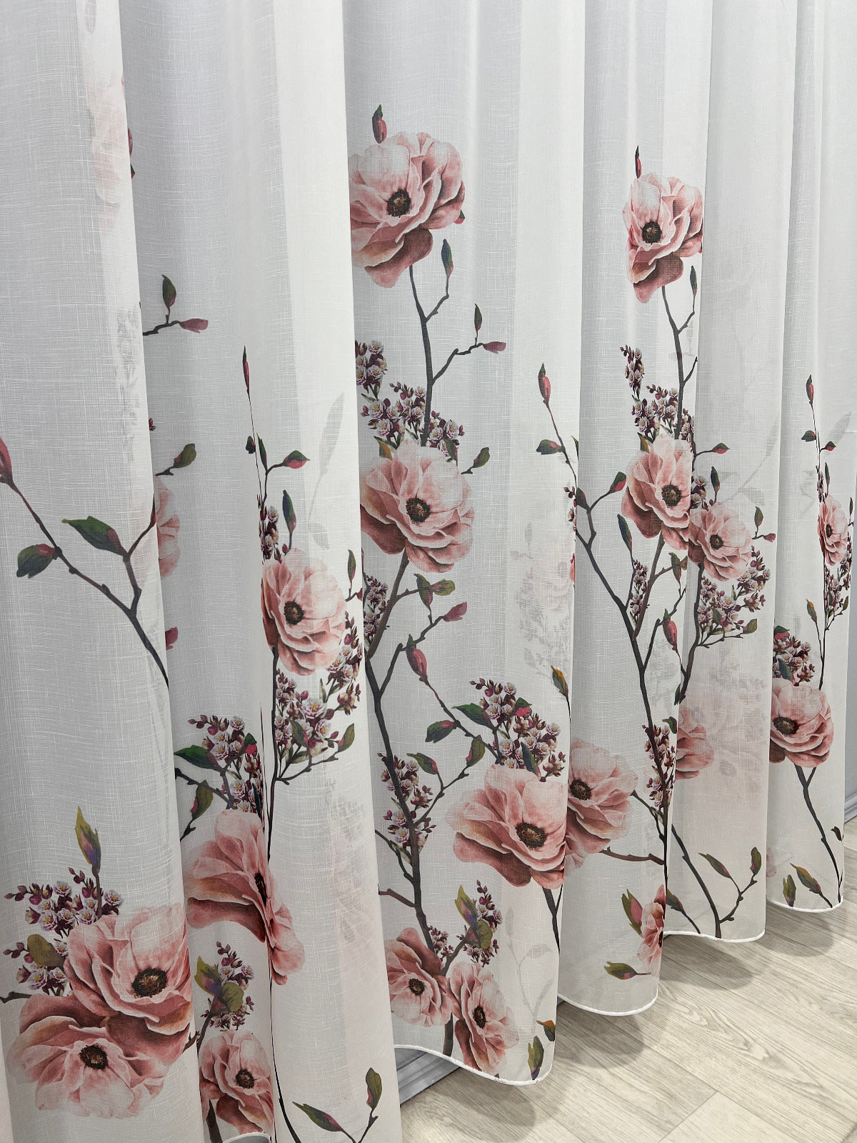 Perdea Albă cu Imprimeu Floral și Crenguțe Subțiri – Nuanțe Romantice de Roz