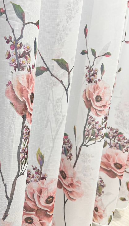 Perdea Albă cu Imprimeu Floral și Crenguțe Subțiri – Nuanțe Romantice de Roz