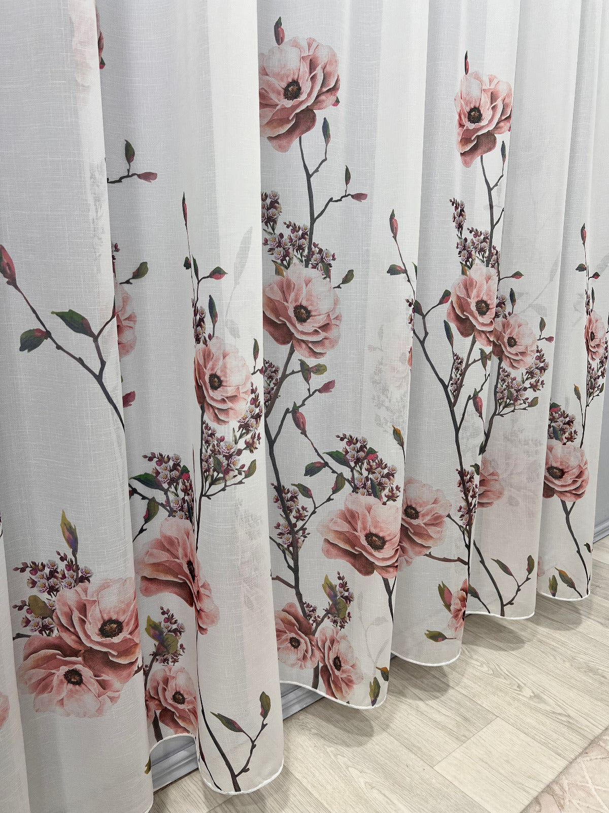 Perdea Albă cu Imprimeu Floral și Crenguțe Subțiri – Nuanțe Romantice de Roz