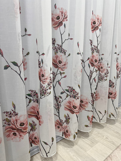 Perdea Albă cu Imprimeu Floral și Crenguțe Subțiri – Nuanțe Romantice de Roz