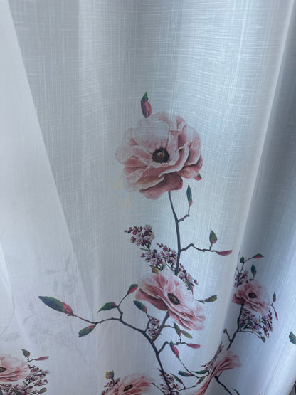 Perdea Albă cu Imprimeu Floral și Crenguțe Subțiri – Nuanțe Romantice de Roz