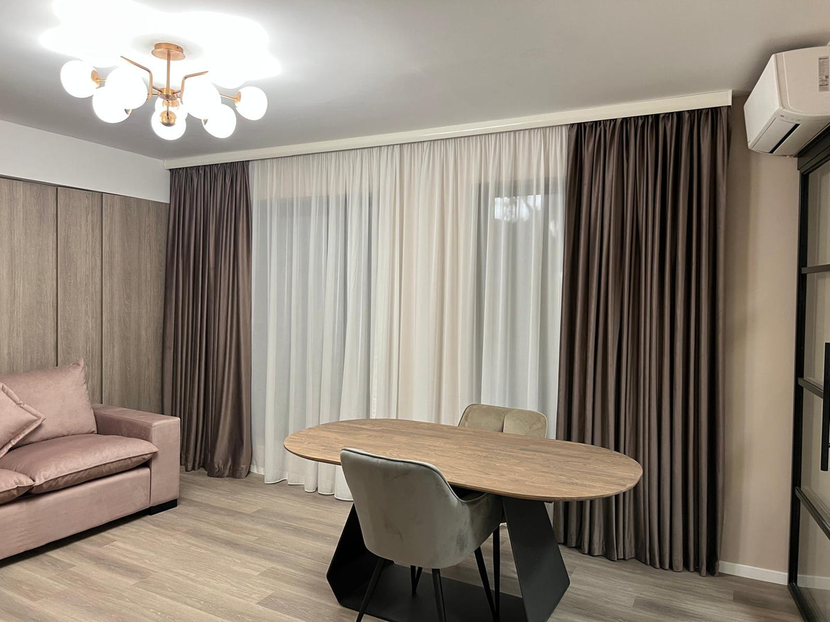 Draperie maro și perdea albă SereDesign montate pe galerie într-un living