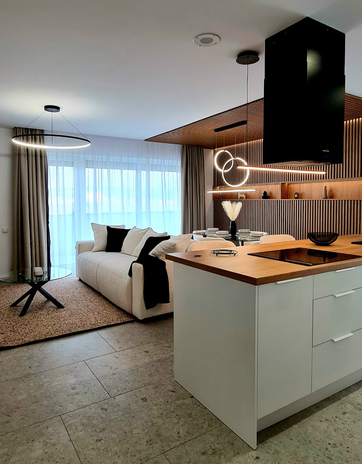 Perdea albă și draperii bej SereDesign într-un living cu bucătărie deschisă