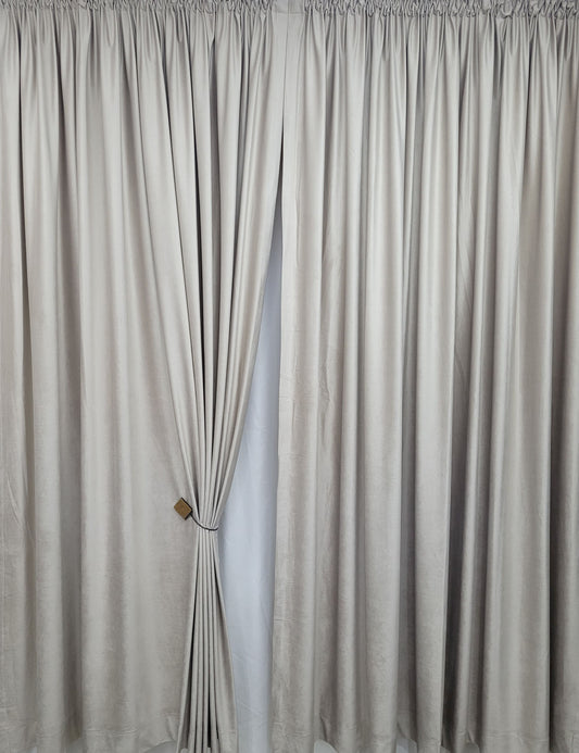 Draperie Catifea culoare Grej croita cu rejansa pentru sina sau galerie, carlige sina by SeReDesign | draperie-catifea-culoare-grej-croita-cu-rejansa-pentru-sina-sau-galerie-carlige-sina-by-seredesign | Draperii | seredesign.ro