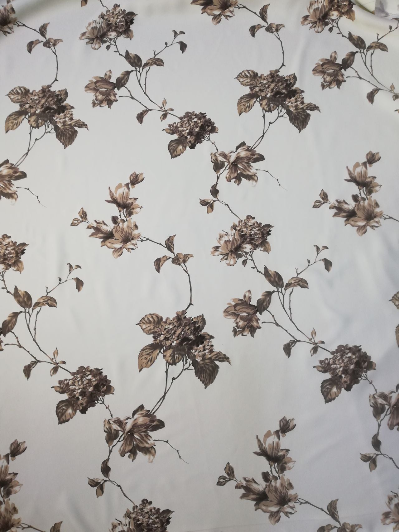 Draperie culoare alb cu model floral maro inchis, croita cu rejansa, by Seredesign | draperie-culoare-alb-cu-model-floral-maro-inchis-croita-cu-rejansa-by-seredesign | Draperii | seredesign.ro